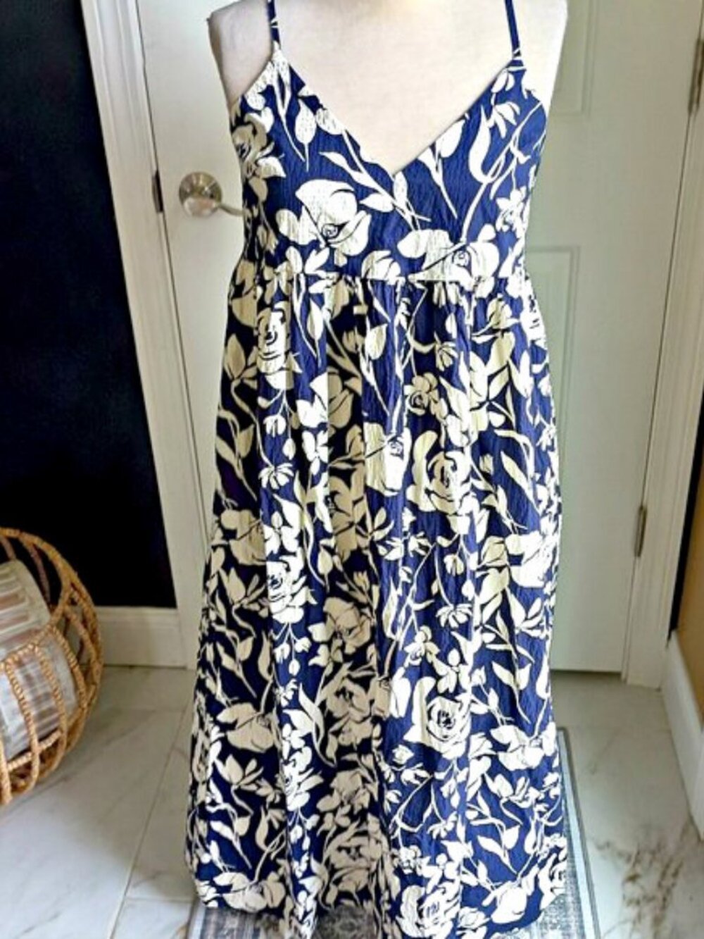NEW! SEERSUCKER FLORAL V NECK MAXI DRESS SZ M